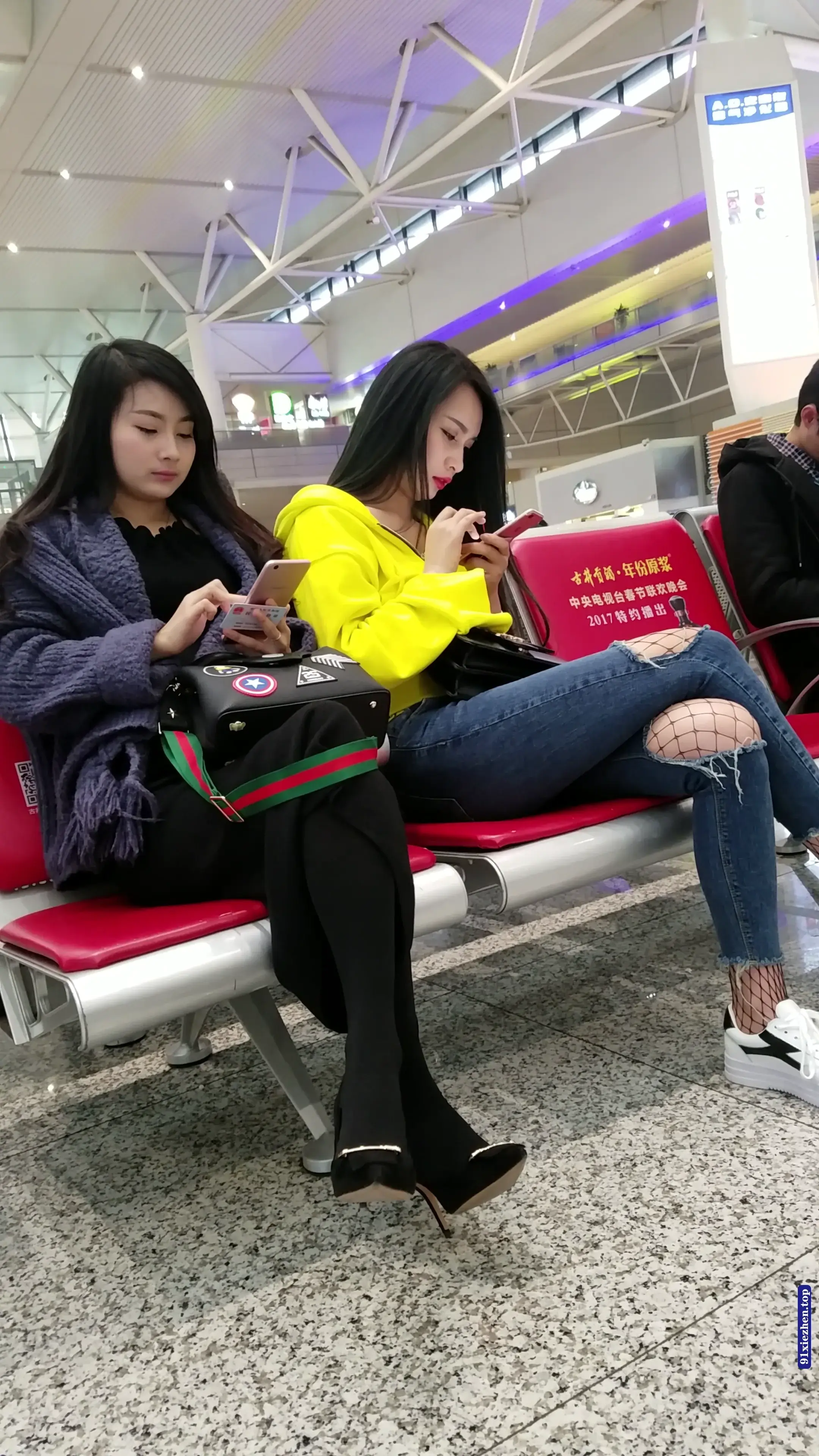 精选街拍视频 高铁站拍摄蓝色紧身牛仔裤长发漂亮美女 [952MB] - 第4张