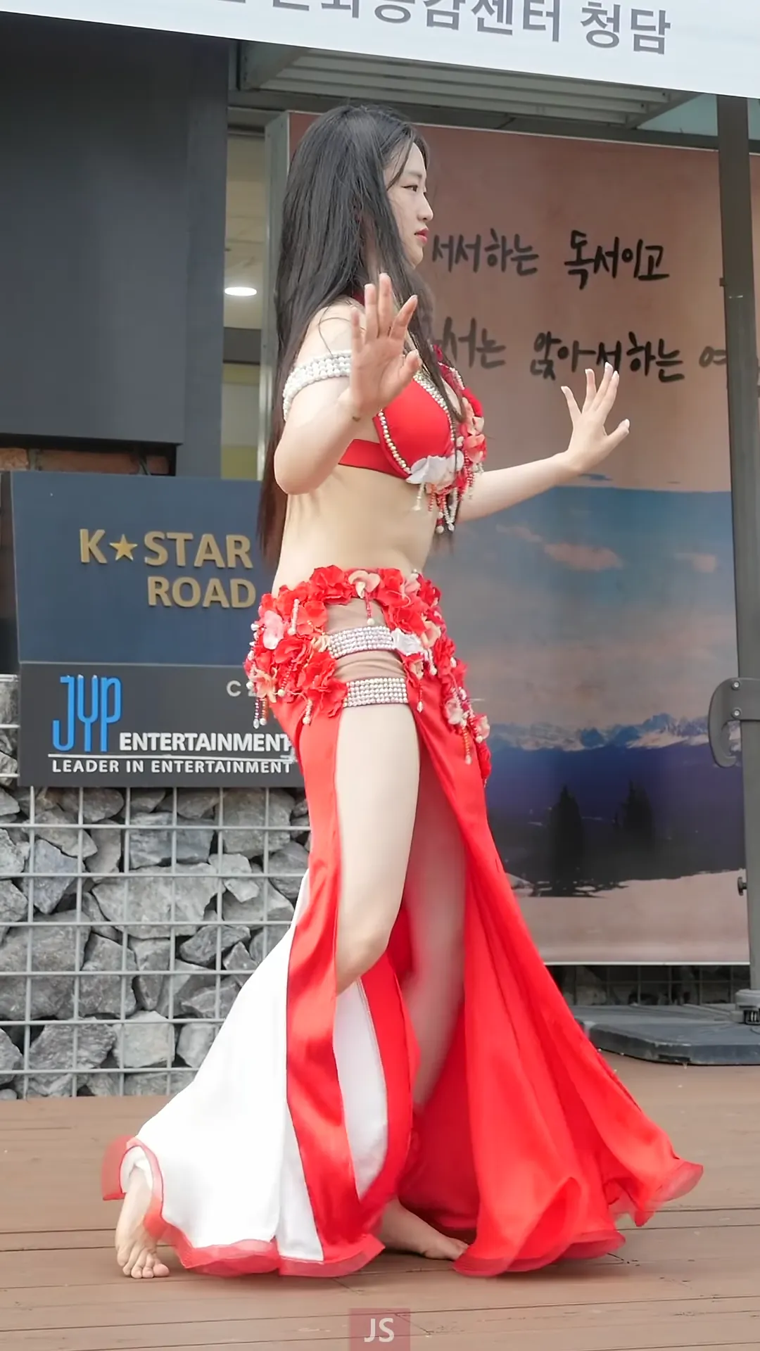 韩国女团大红裙肚皮舞现场饭拍 [MP4-110MB] - 第1张