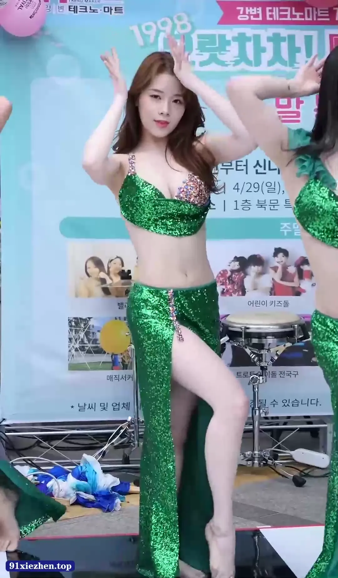 韩国女团绿色长裙肚皮舞现场饭拍 [MP4-171MB] - 第4张