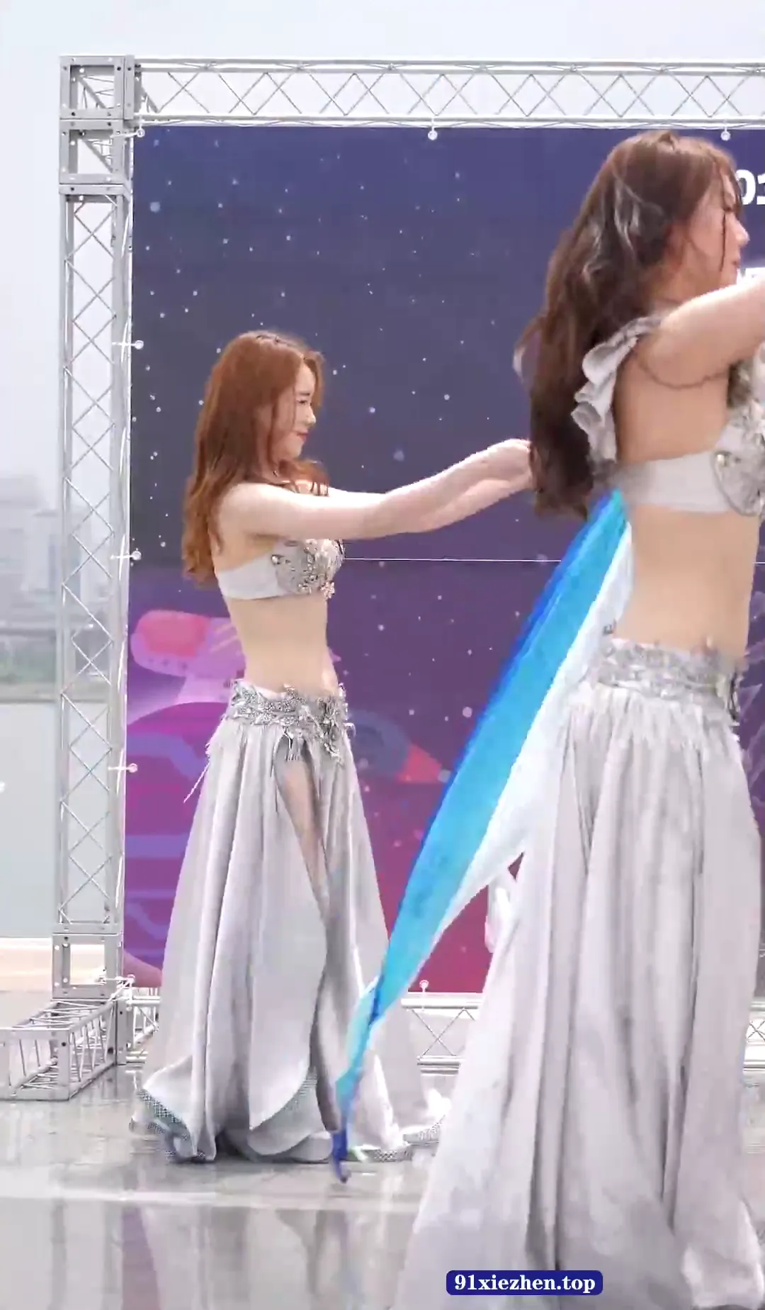 韩国女团赤脚肚皮舞现场饭拍 [MP4-143MB] - 第3张
