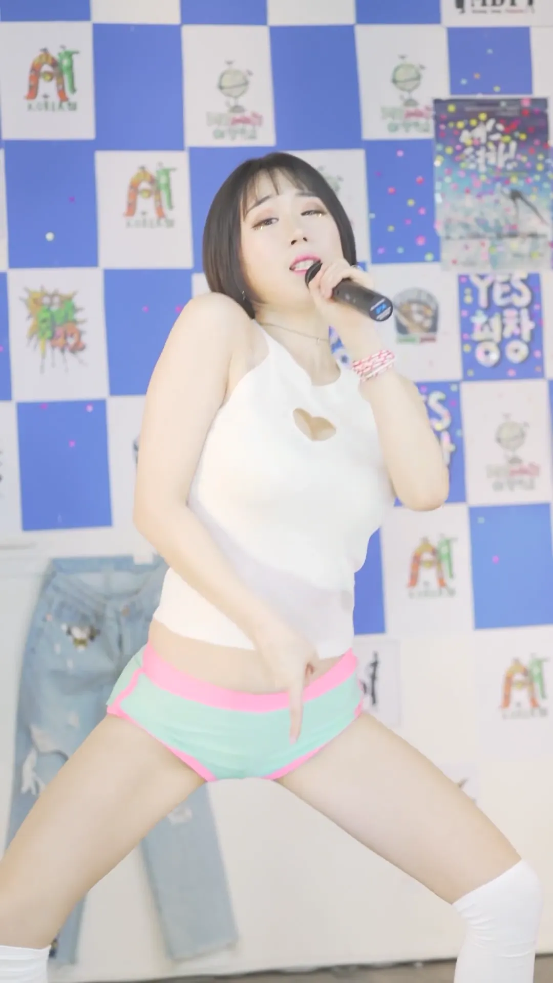 韩国女团超短运动裤热舞现场饭拍 [MP4-142MB]