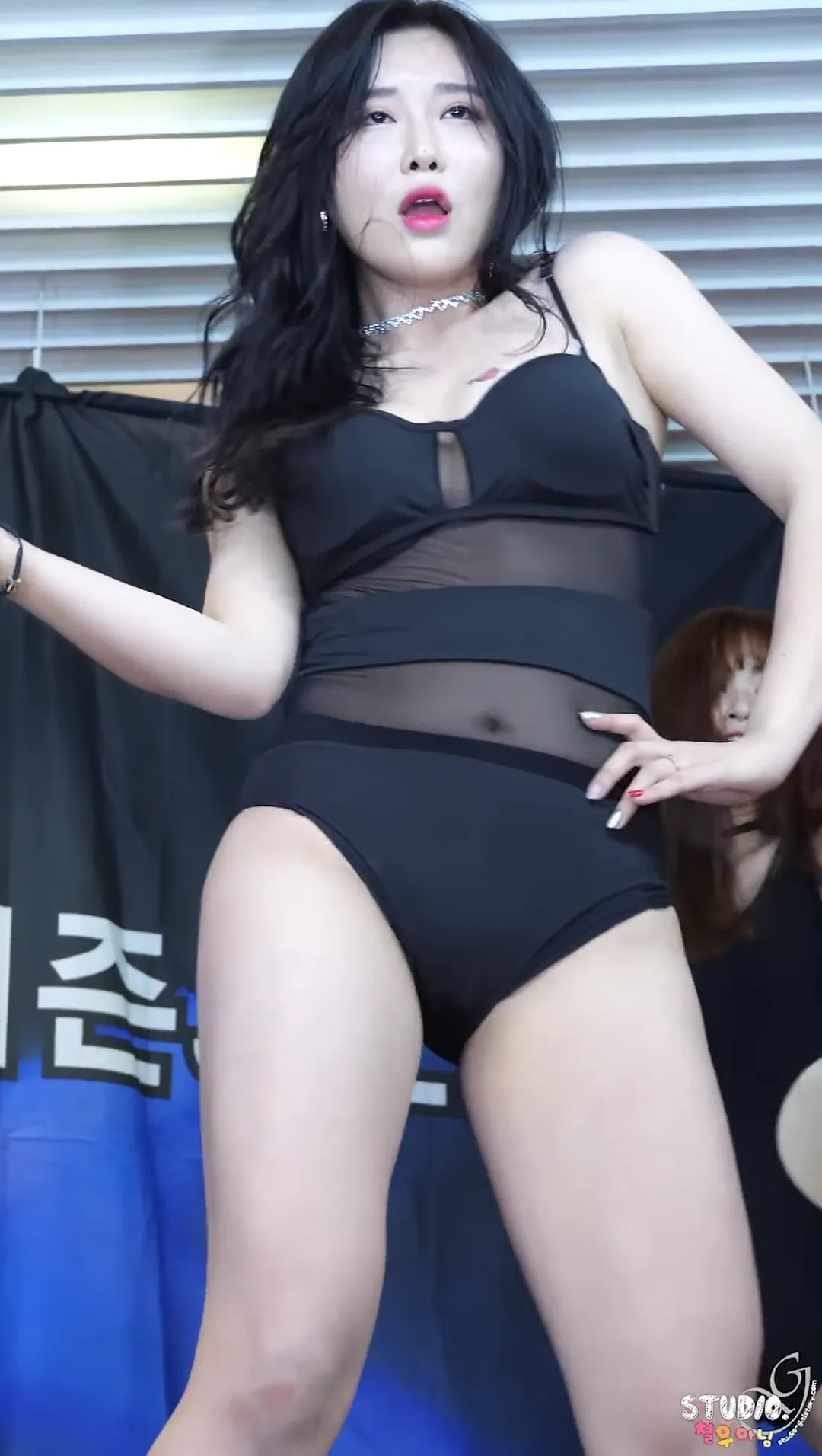 韩国女团黑色比基尼大尺度饭拍 [MP4-79MB] - 第1张