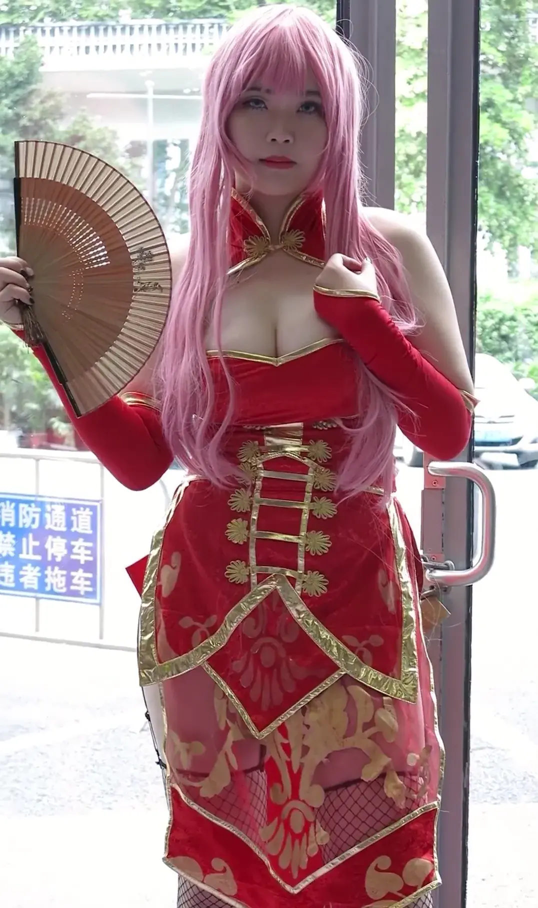 2018 深圳动漫节低胸旗袍靓妹 [MP4-82MB]