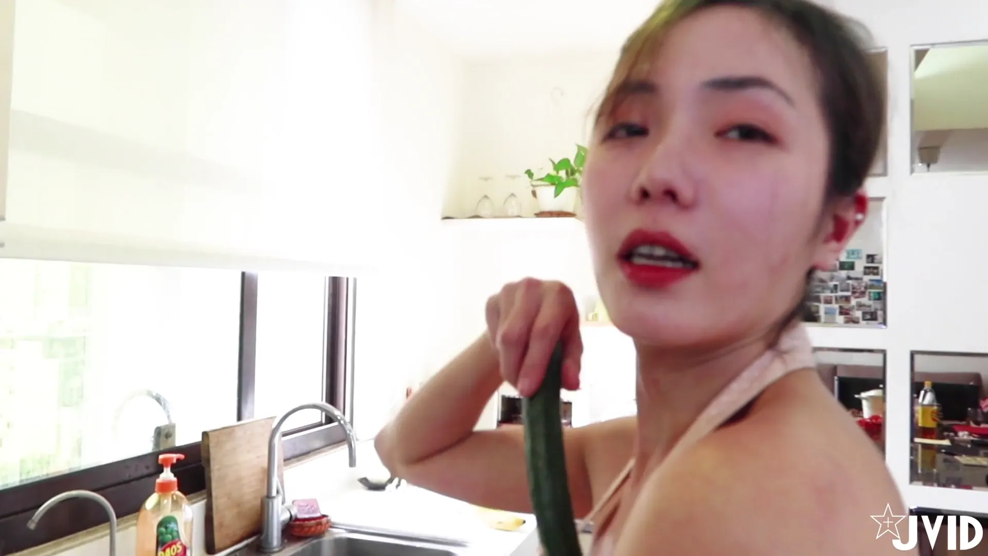 JVID - 漂亮美乳學姐說要下廚...結果看到小黃瓜..香蕉...就自己淫蕩玩起來 [44P1V 200M] - 第1张