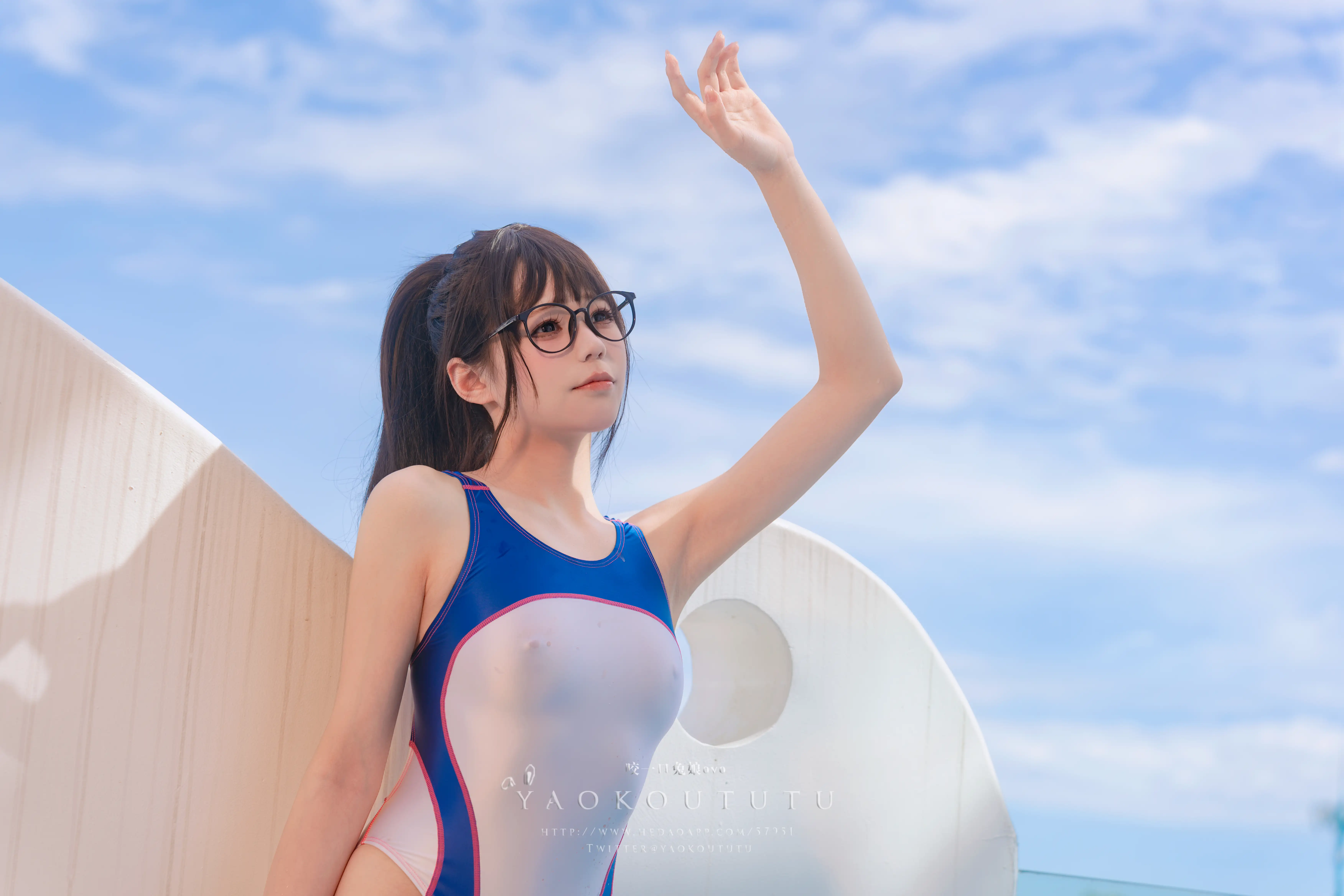 咬一口兔娘(黏黏团子兔) – NO.067 八月订阅『主将的假期』&Crazy [57P1V-1.24G] - 第4张