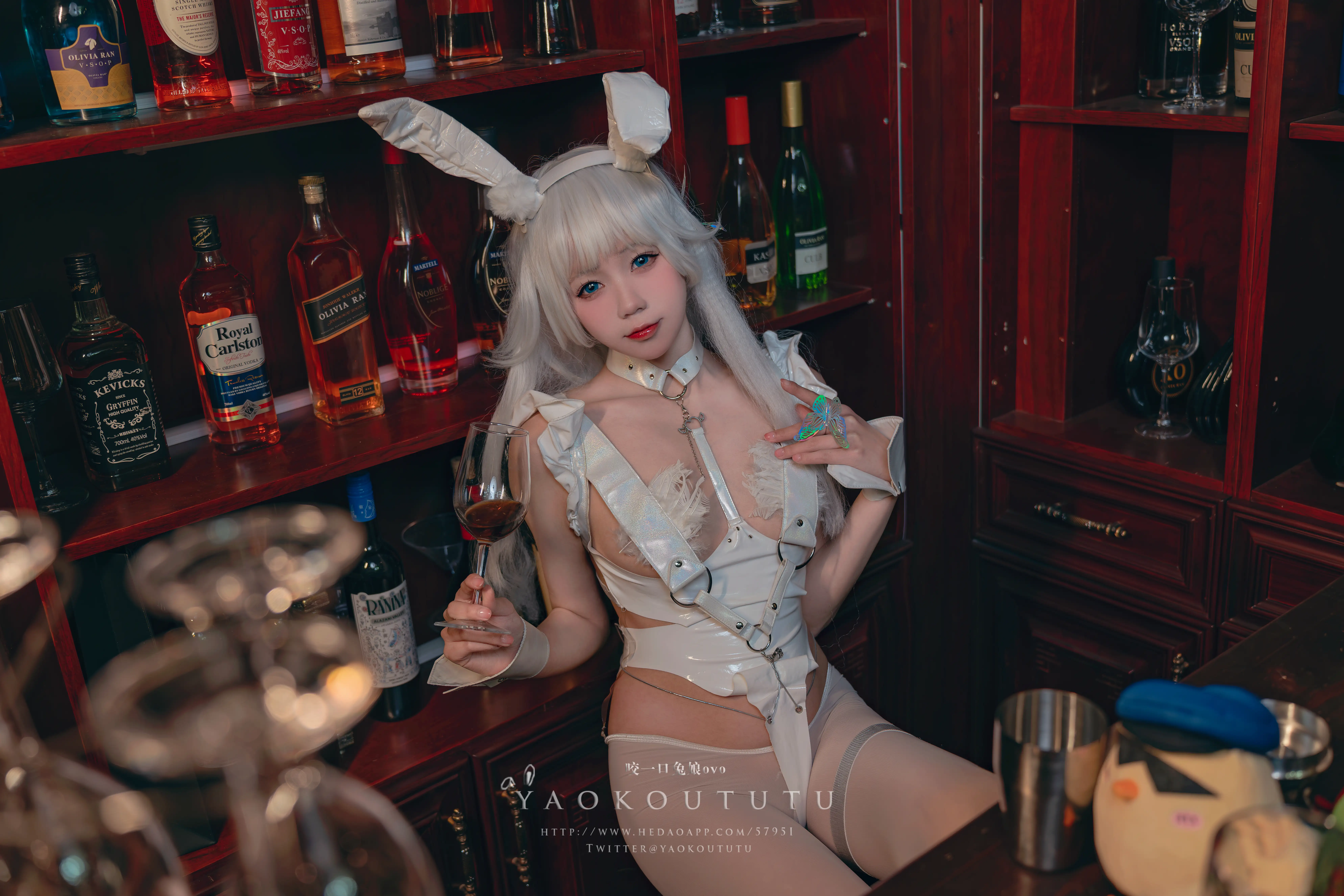 咬一口兔娘(黏黏团子兔) – NO.094 十月T3特典『恶毒酒吧』[39P-625.7M] - 第2张