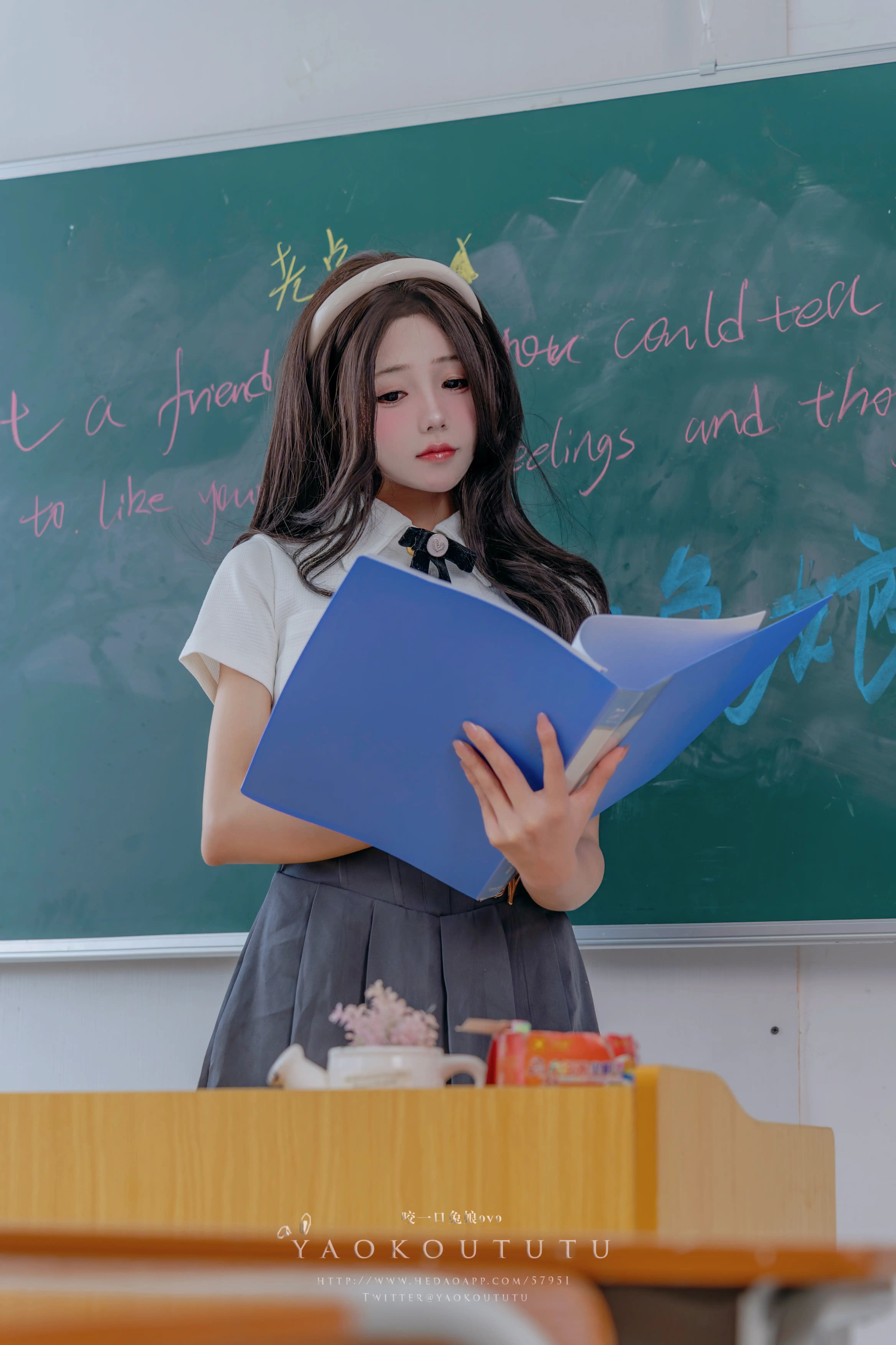 咬一口兔娘(黏黏团子兔) – NO.097 实习老师的欢迎仪式&Touch it[80P-1V-1.57G]
