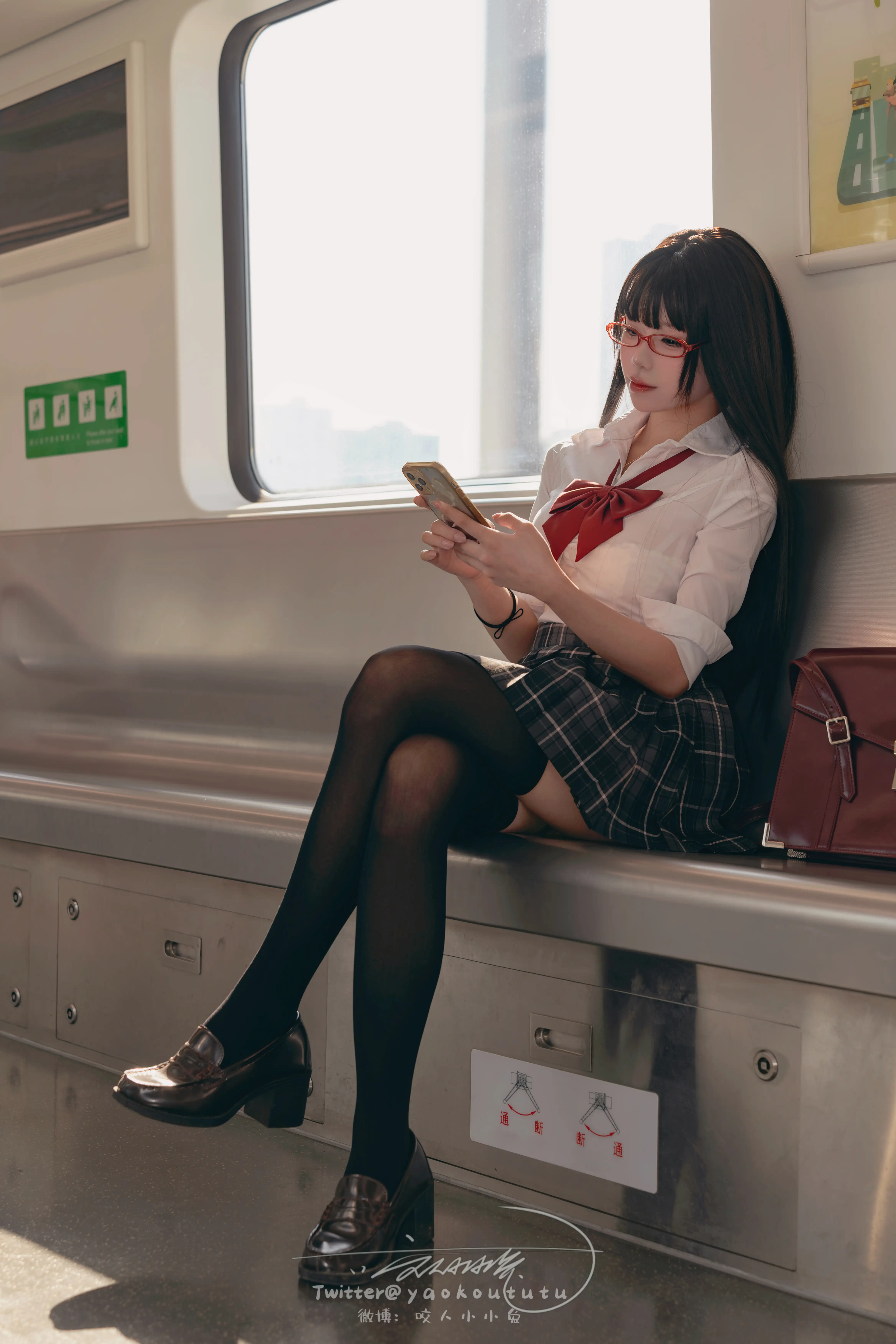 咬一口兔娘(黏黏团子兔) – NO.117 电车惊魂& 期待[72P-1V-1.02G] - 第3张