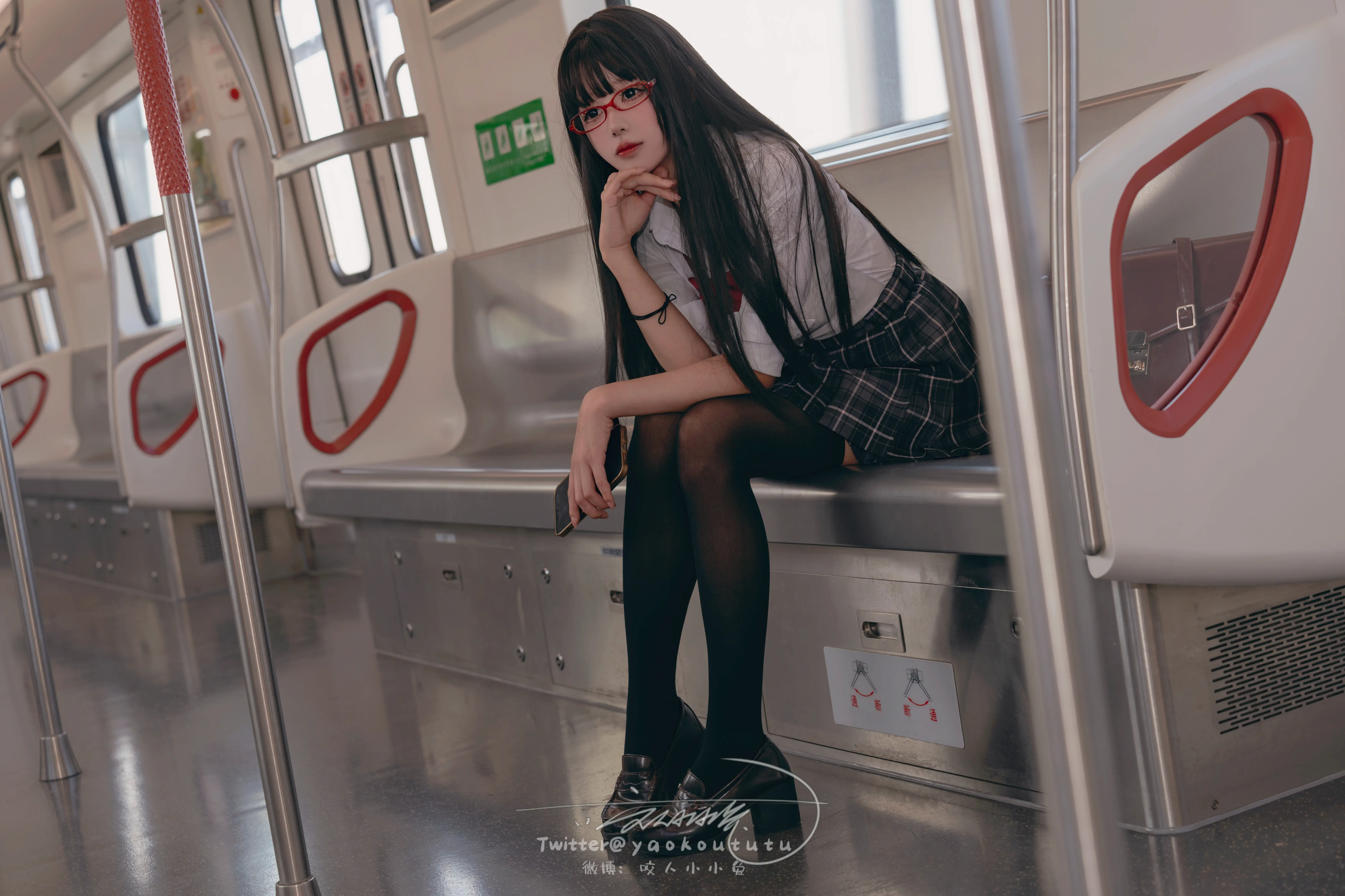 咬一口兔娘(黏黏团子兔) – NO.117 电车惊魂& 期待[72P-1V-1.02G] - 第4张