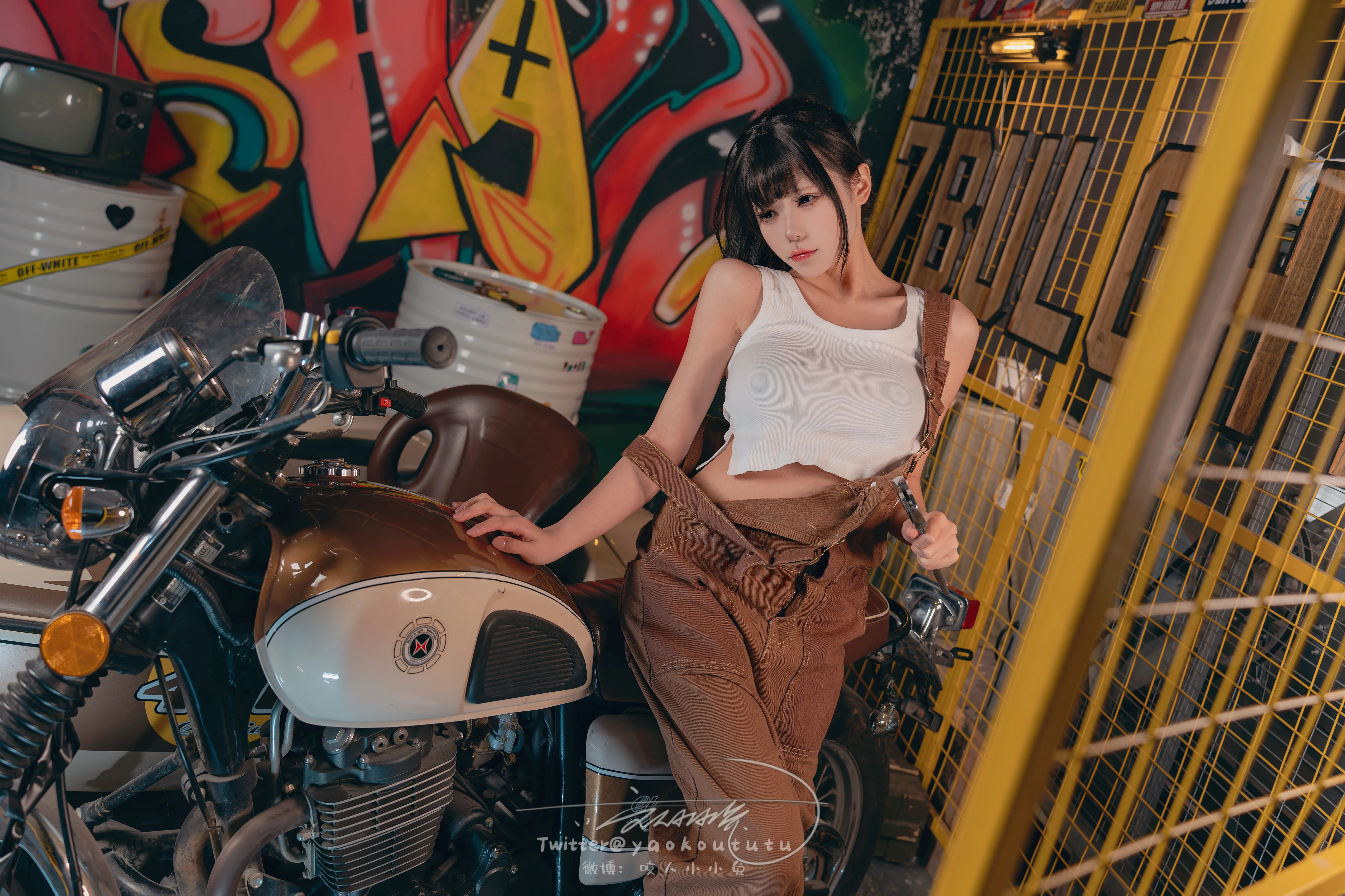 咬一口兔娘(黏黏团子兔) – NO.125 24.1月 机车修理工 Shake it[71P-1V-805.3M] - 第2张
