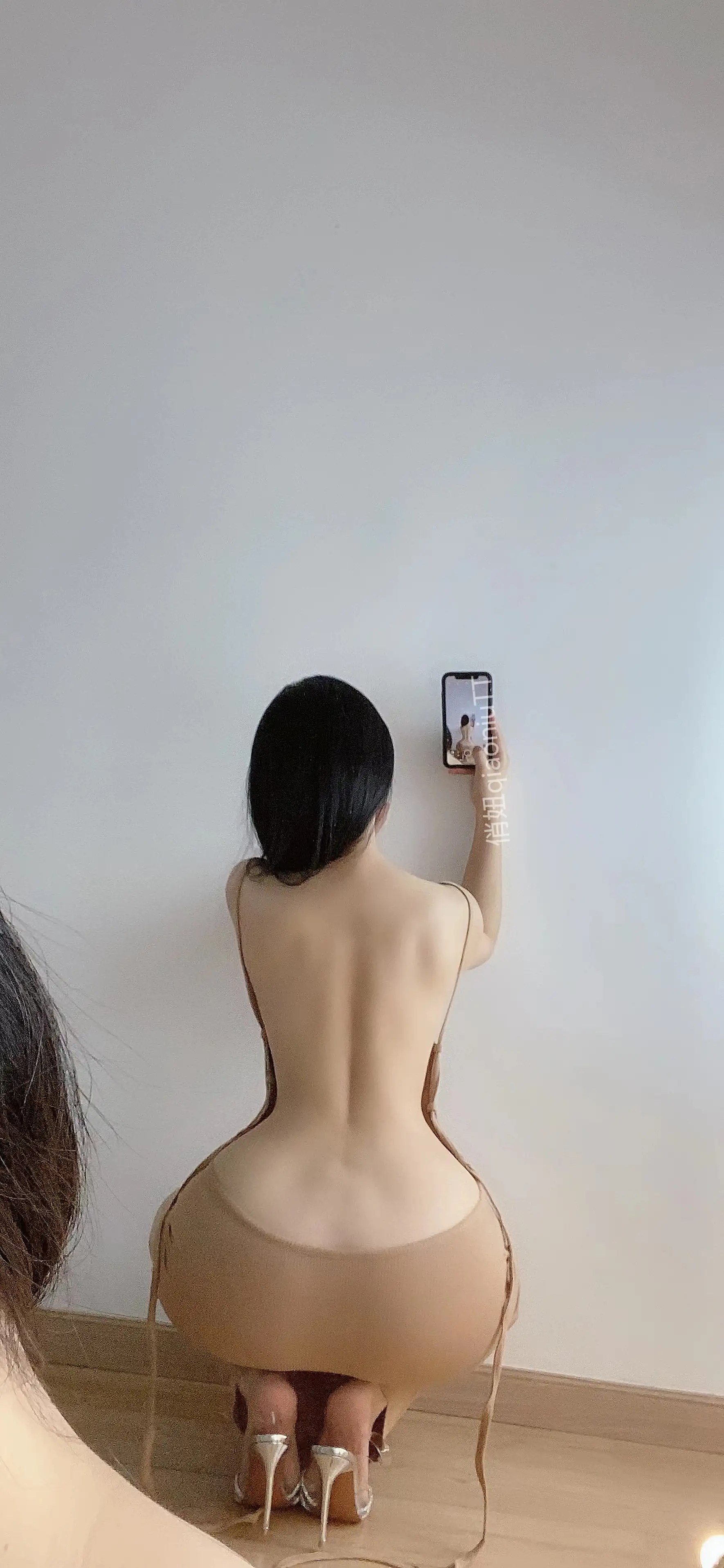 俏妞qiaoniuTT NO.039 露背连衣裙 [10P-26.8M] - 第1张
