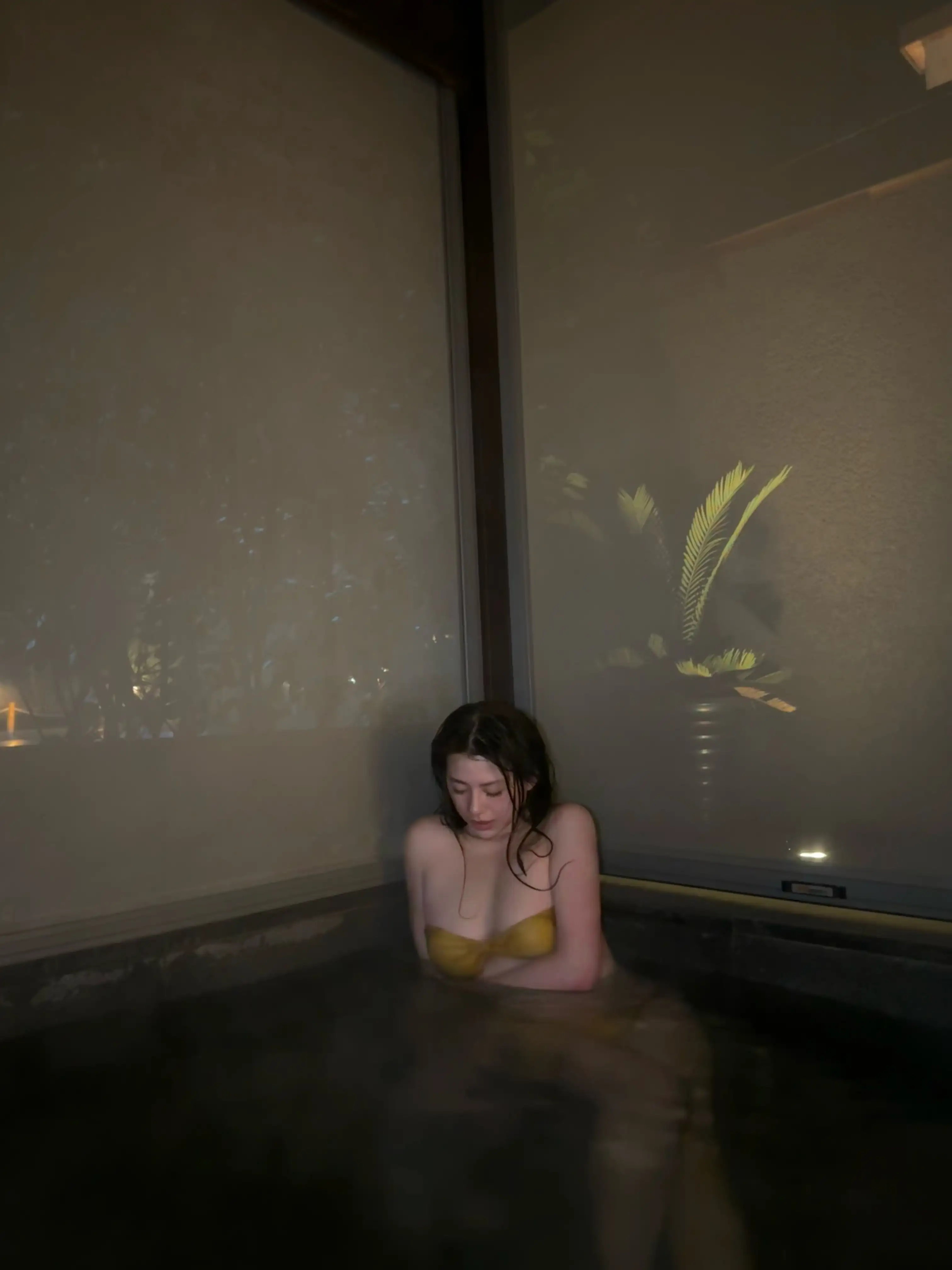 奶宝妹纸 NO.023 微密圈系列  深夜游泳池[24P-10V-177.4M] - 第4张