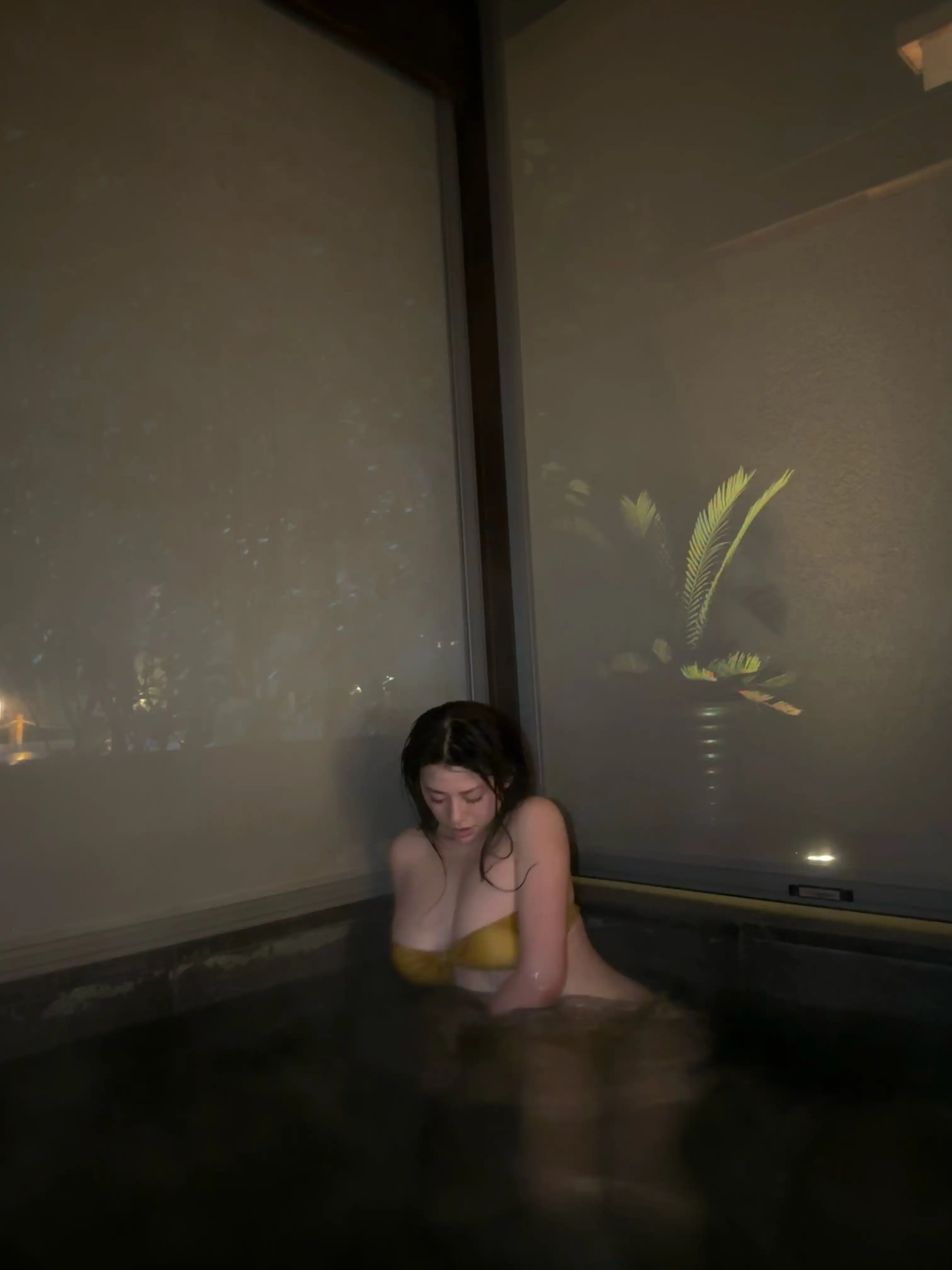 奶宝妹纸 NO.023 微密圈系列  深夜游泳池[24P-10V-177.4M] - 第6张