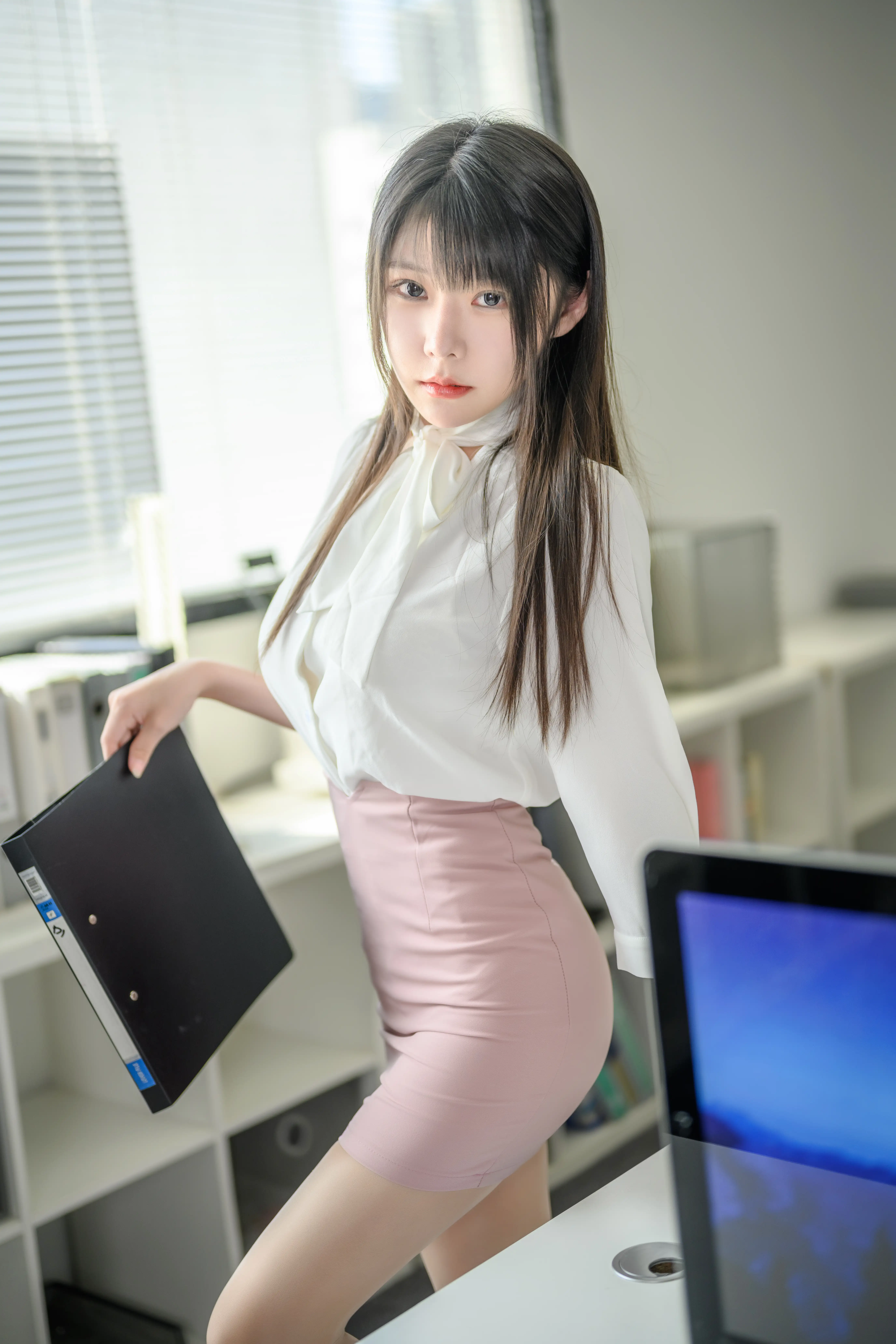 香草喵露露 NO.056 忙露的职场 粉白裙子[40P1V-1.32GB] - 第5张