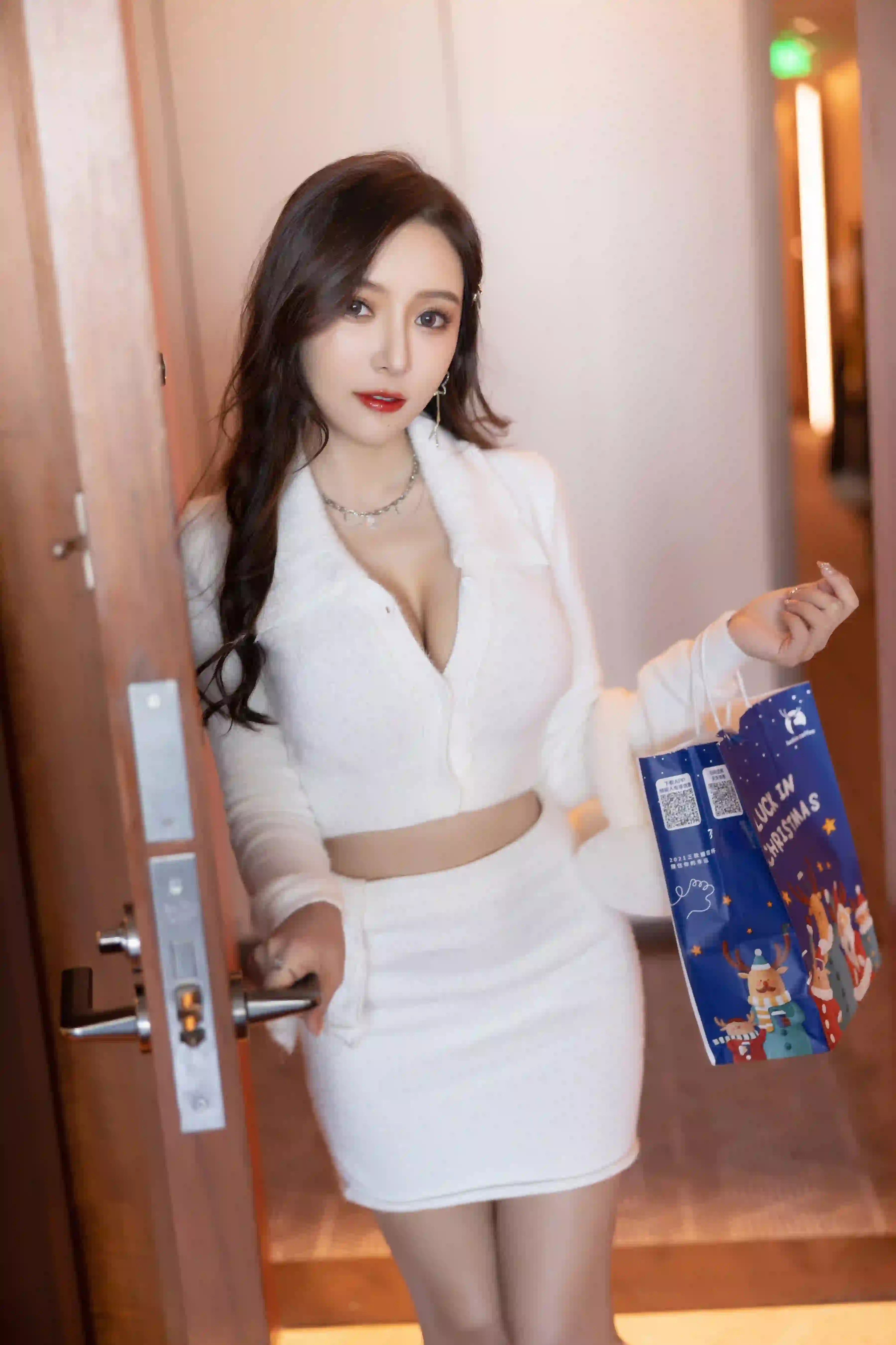 王馨瑶 NO.019 内购无水印 NO.4359 白色套装圣诞女郎 [87P1V 930MB] - 第3张