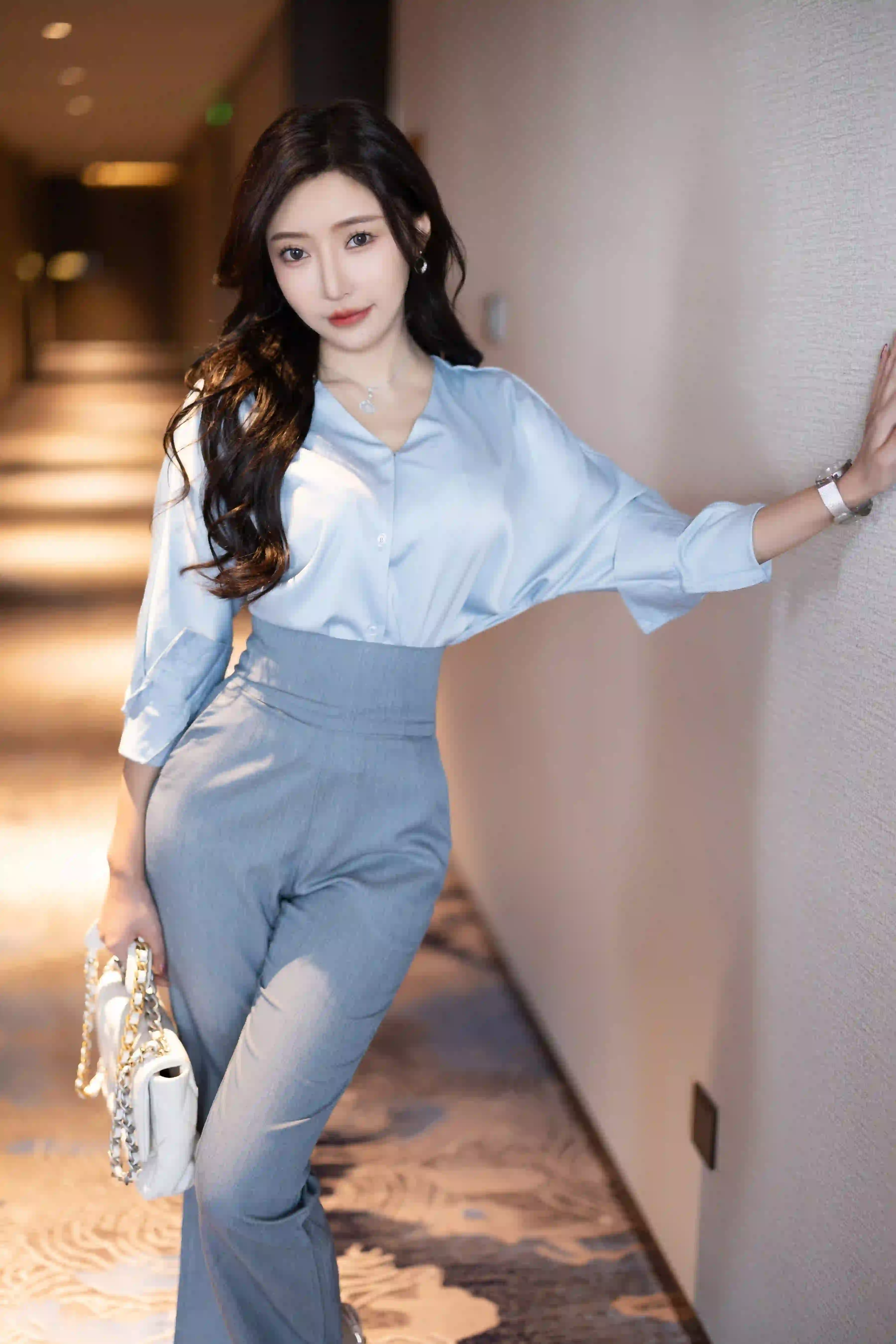 王馨瑶 NO.028 内购无水印 NO.7123 灰蓝色西裤配丝绸上衣 [97P 305.77 MB] - 第1张
