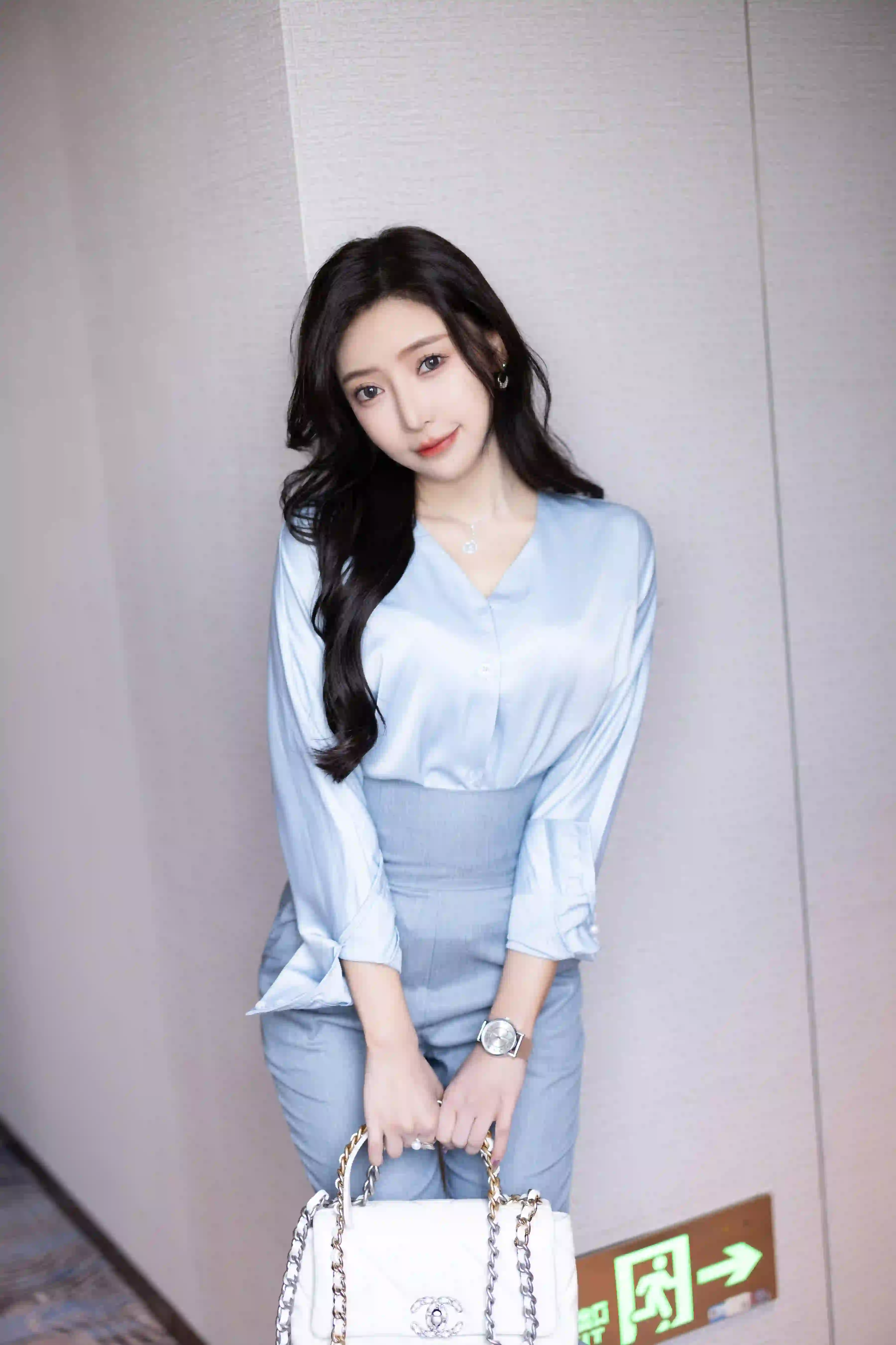 王馨瑶 NO.028 内购无水印 NO.7123 灰蓝色西裤配丝绸上衣 [97P 305.77 MB] - 第3张