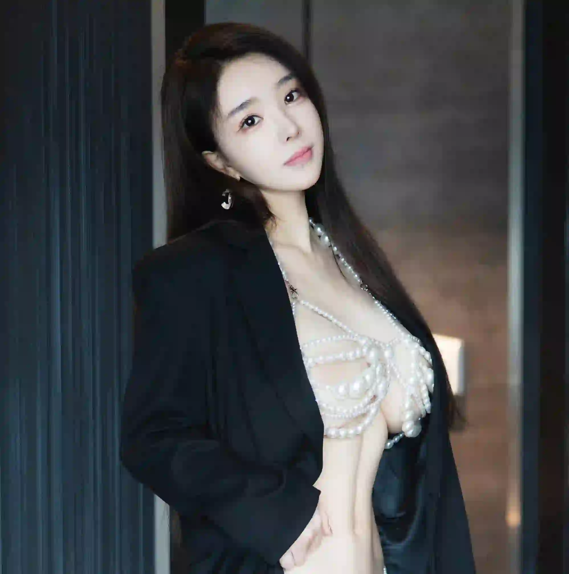 雨儿酱eve NO.004 内购无水印 7939 黑色西装 [80P 715.87 MB] - 第2张