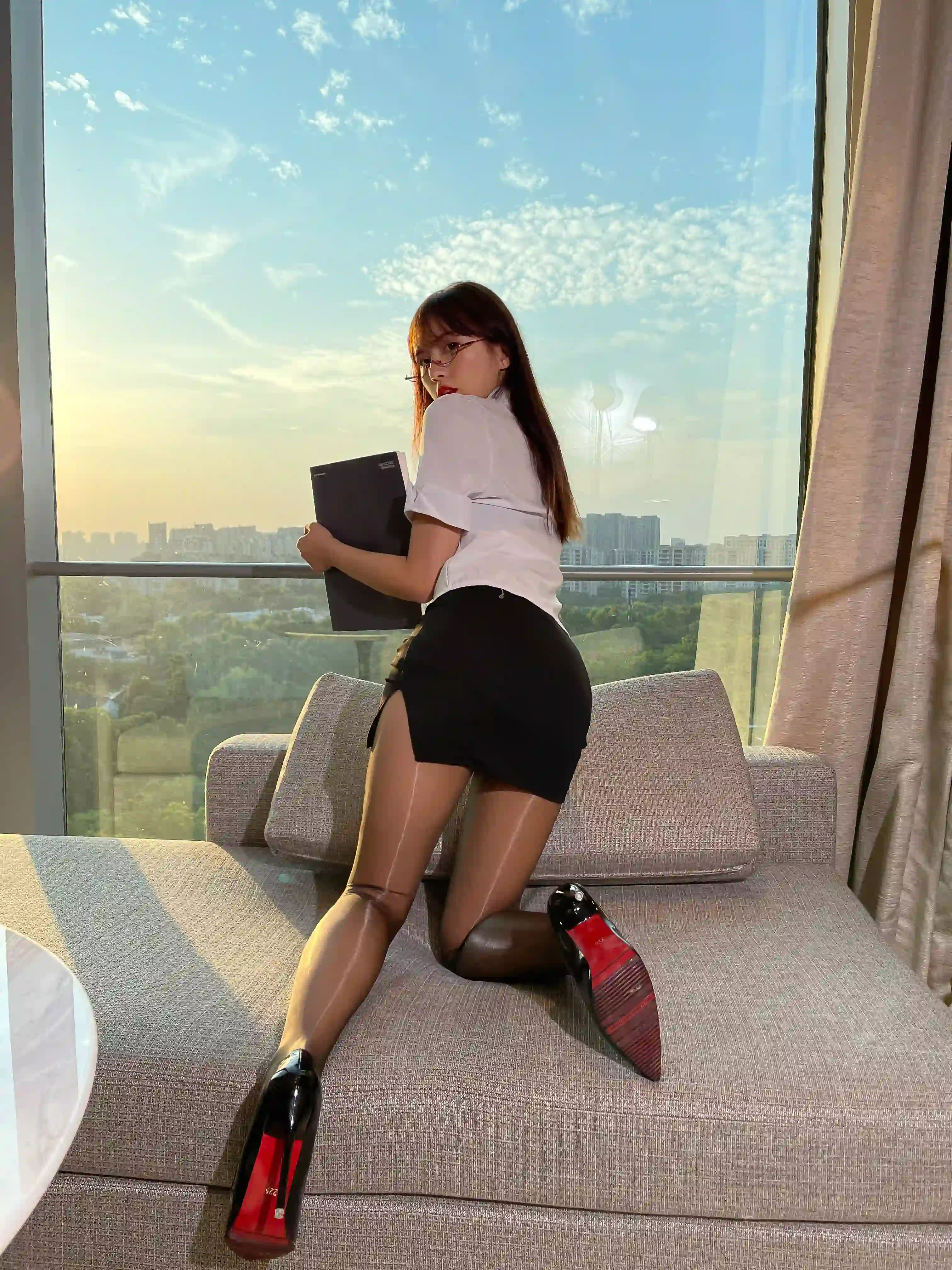 张思允Nice NO.014 内购无水印 油亮黑丝制服 [31P 248.59 MB] - 第2张