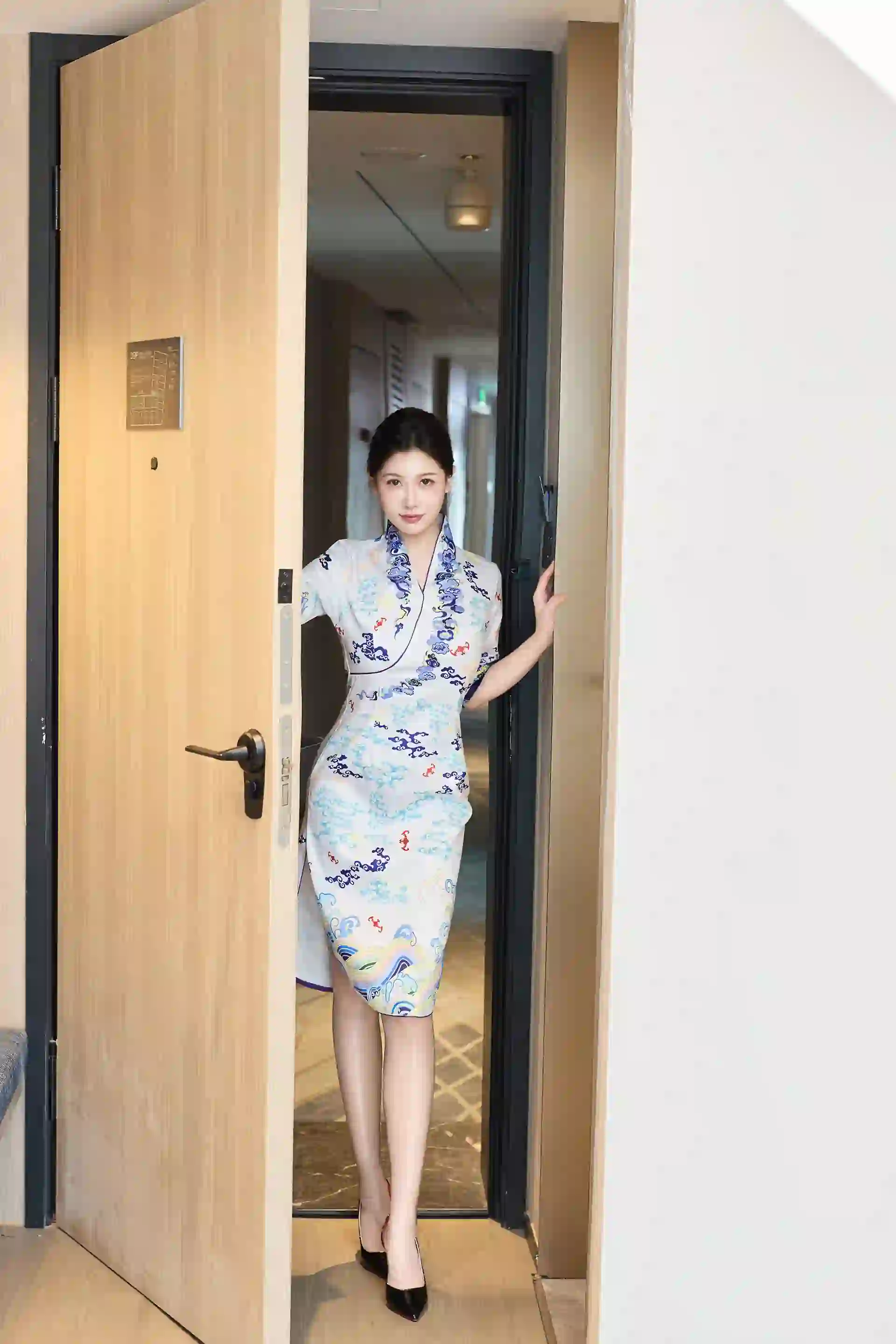 尹甜甜 NO.008 内购无水印 空姐的服务 [73P 354MB] - 第1张